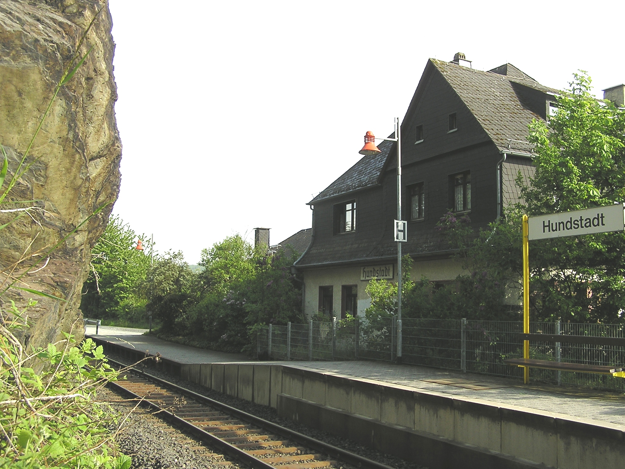 Bahnhof Hundstadt vom Fels aus gesehen - nicht ganz ungefhrlich, da rutschig und Teil der Gleisanlage...