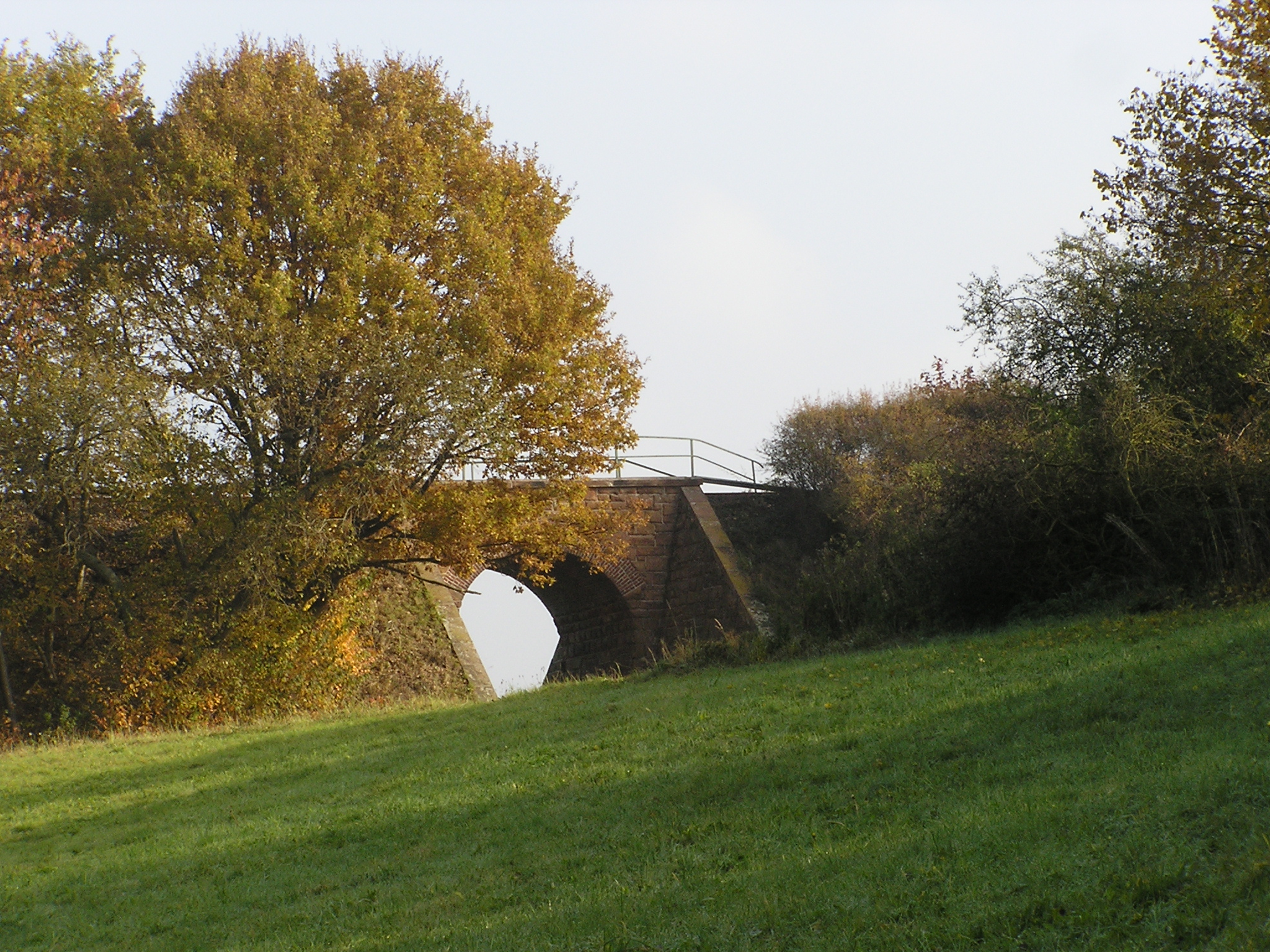 Feldwegbrcke nrdlich von Hundstadt von Westen her